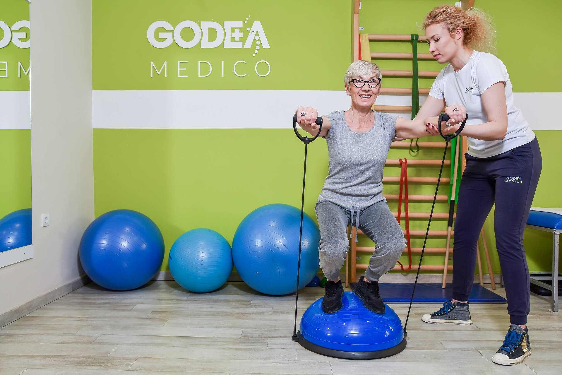 Pacijentkinja izvodi vežbe kineziterapije uz pomoć terapeutkinje Godea Medico