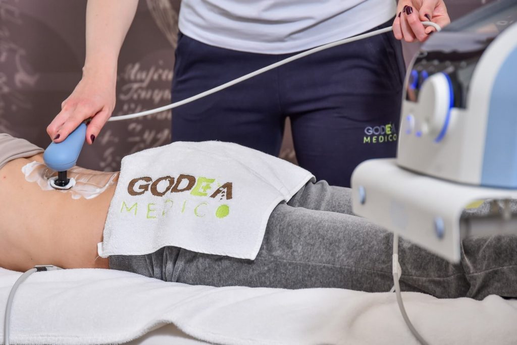Zaposleni u Godea Medico vrše tecar terapiju nad pacijentom.
